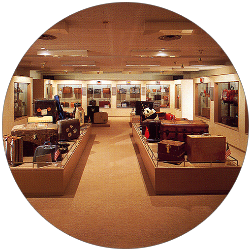 在大板总公司大楼8层开设「世界鞋箱展厅」